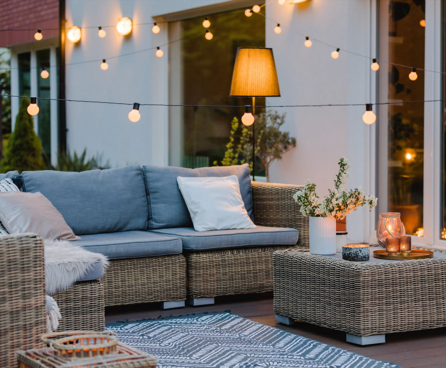 OUTDOOR LIVING